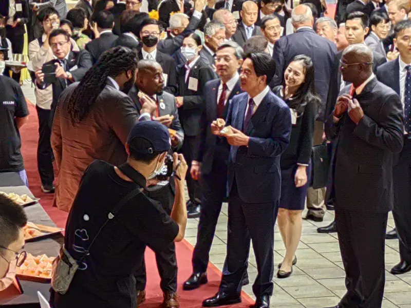 ▲副總統賴清德與聖文森及格瑞納丁總督朵根也品嘗冰淇淋,賴清德選擇烏龍口味。(圖/記者邱新博攝,2023.10.10)