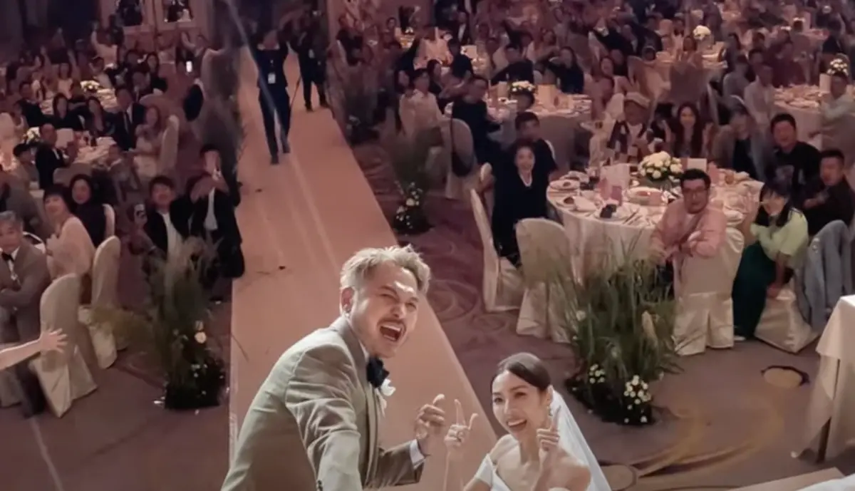 ▲KID（左）花百萬在最愛的女人身上不心痛，分享婚禮現場畫面，感性地在相擁岳父後噴男兒淚，吳宗憲也現身婚禮高唱《笨小孩》，並喊出要包百萬元禮金。（圖／翻攝野人七號部落YouTube）