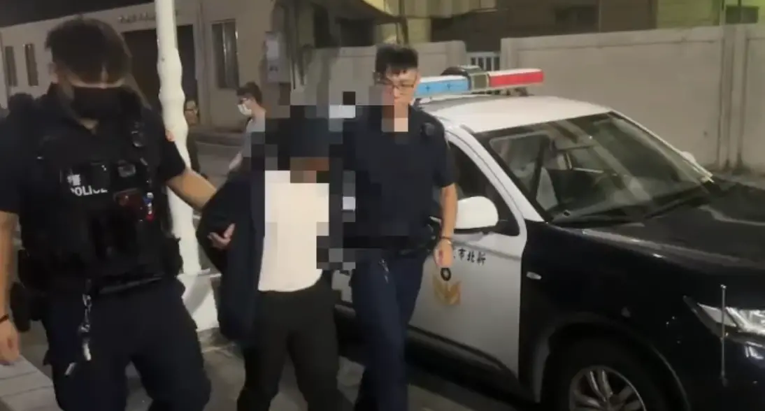 ▲警方獲報，某社區大樓內發生命案，一名52歲的王姓男子被發現遭刺傷倒臥樓梯間，失去生命跡象，警消到場後立即將人送往北市馬偕搶救，但最終仍不治；根據初步調查，被害人胸口及背後各有一處刀傷，行兇者為王男的室友楊姓男子，警方已經將楊嫌依傷害致死現行犯逮捕。（圖／翻攝畫面）