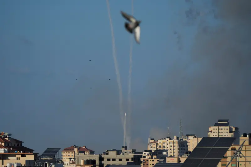 ▲哈馬斯組織於台灣時間10日晚間10點起，從加薩朝以色列南部的亞實基倫發射數百枚火箭彈。（圖／美聯社／達志影像）
