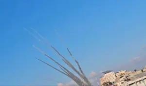 ▲哈馬斯組織於台灣時間10日晚間10點起，從加薩朝以色列南部的亞實基倫發射數百枚火箭彈。（圖／翻攝自社群瓶台X）