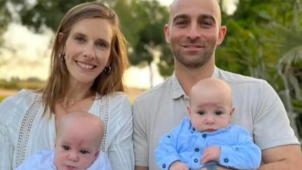 ▲以色列夫妻伊泰與哈達爾在面臨哈馬斯武裝份子的攻擊前，將只有10個月大的雙胞胎藏進密室。（圖／翻攝自Daily Mail）