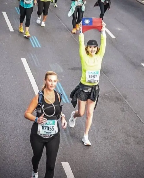 ▲謝忻（右）之前跑馬拉松，完賽高舉台灣國旗。（圖／謝忻臉書）
