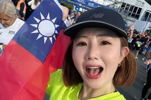 謝忻柏林馬拉松完賽「高舉台灣國旗」挨轟　親自反擊：我驕傲
