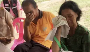▲已故泰國移工頌寬的父母落淚。（圖／翻攝自泰國媒體Khaosodenglish）