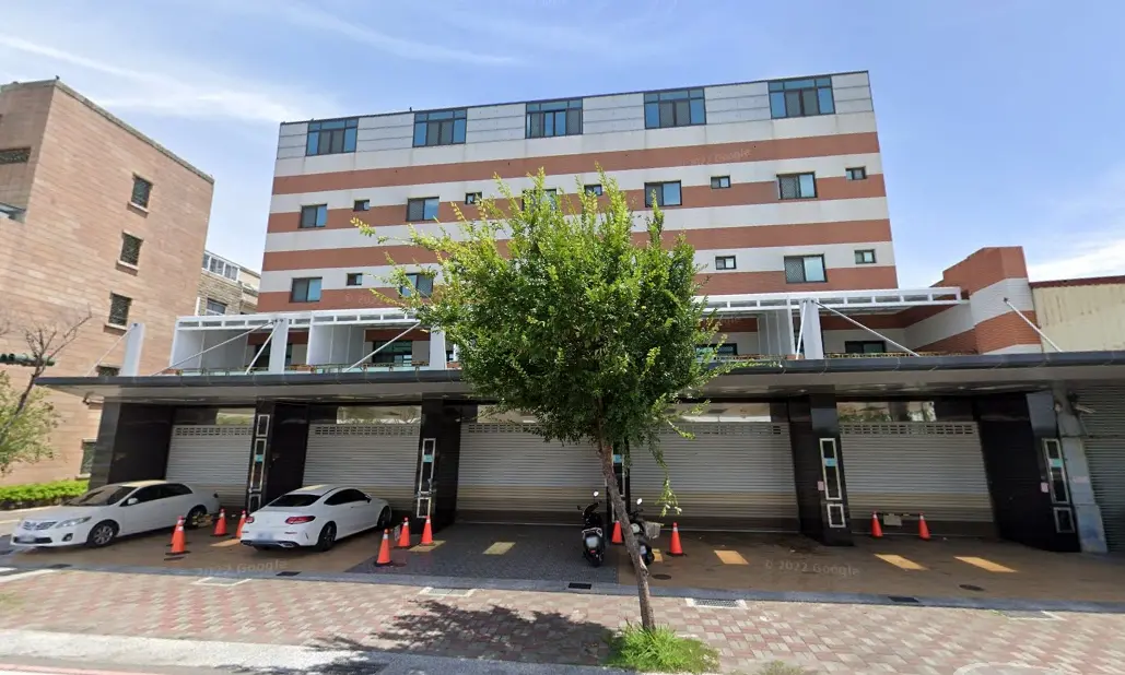 ▲台南和緯路上電梯透天厝蓋好8年，1戶都沒賣出。網友分享建商拆除畫面，透露是蓋太醜賣不出去，建商打掉重蓋。（圖／取自Google地圖）