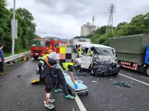 國道三號五車追撞致5傷1受困　消防出動出動7車17人搶救
