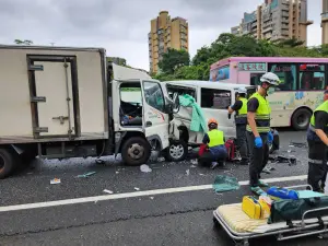 ▲國道三號發生五車追撞交通事故，警消獲報後趕抵現場搶救。（圖 ／翻攝畫面）