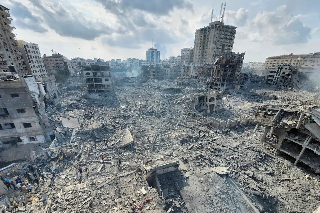 ▲聯合國（UN）人權官員今天表示，聯合國擔心以色列與巴勒斯坦武裝團體哈瑪斯（Hamas）間的衝突正犯下戰爭罪。圖為遭轟炸後的加薩市區。（圖／美聯社／達志影像）