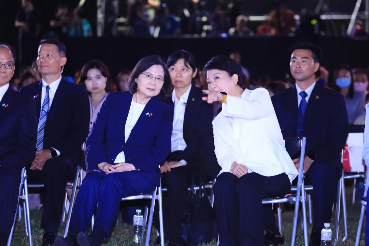 ▲總統蔡英文看到第一個無人機圖案時，和台中市長盧秀燕交換看法。（圖／台中市政府提供，2023.10.11）