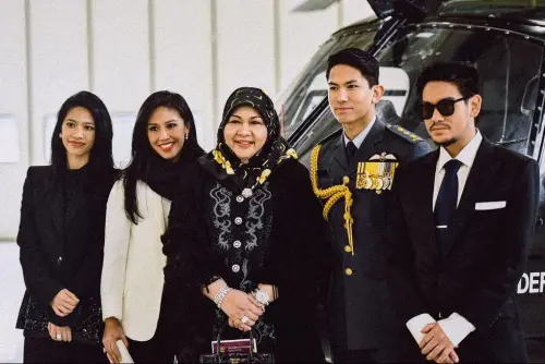 ▲汶萊王子阿布杜馬丁（右二）與母親（中）合照。（圖／翻攝自Instagram）