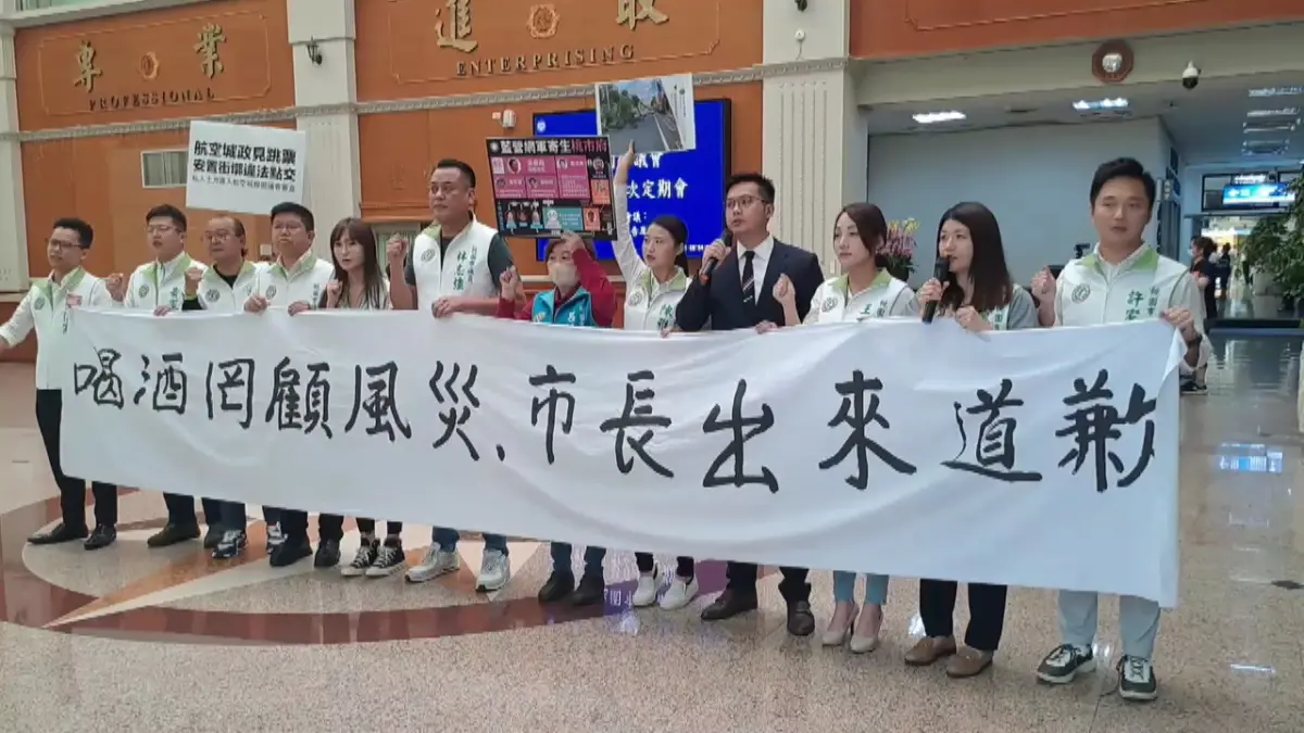 ▲上午9時不到，民進黨團總召呂林小鳳率13位黨籍議員守在議事大廳前，拉起「喝酒罔顧風災．市長出來道歉」白布條。（圖／記者李春台翻攝）