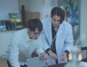 ▲李玉璽（右）和曹佑寧在同一個實驗室共事。（圖／CJ ENM HK提供）