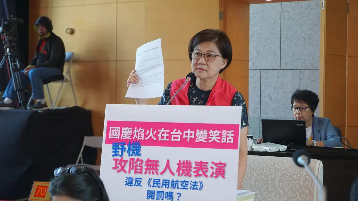 ▲議員張芬郁質詢時，要求警方追緝入侵的「野機」，依「民用航空法」開罰究責，並求償對演出造成的損失。(圖／柳榮俊攝2023.10.11)