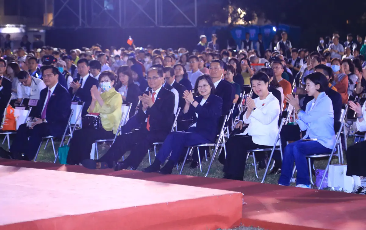 ▲昨晚的國慶焰火，總統蔡英文、立法院長游錫堃、台中市長盧秀燕等人一起在貴賓席觀賞。（圖／台中市政府提供，2023.10.11）