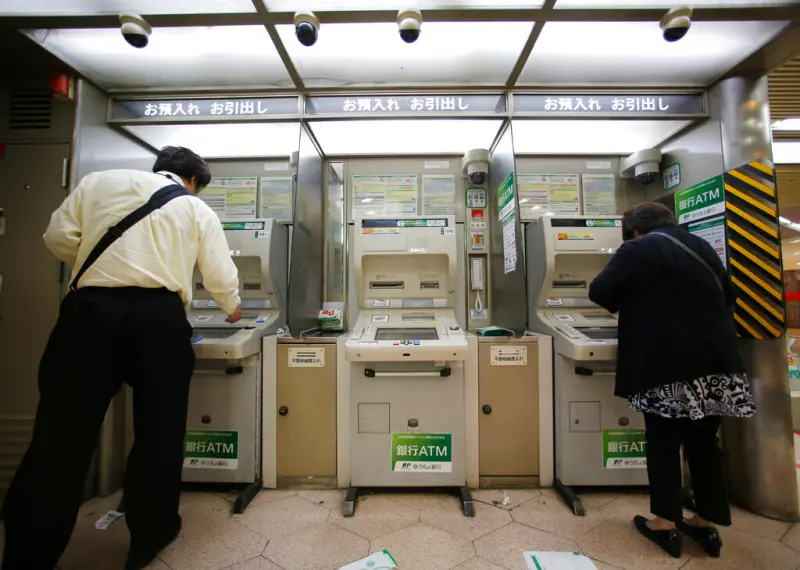 ▲由於銀行系統出狀況，導致日本11間金融機構無法進行跨行轉帳。（圖／美聯社／達志影像）