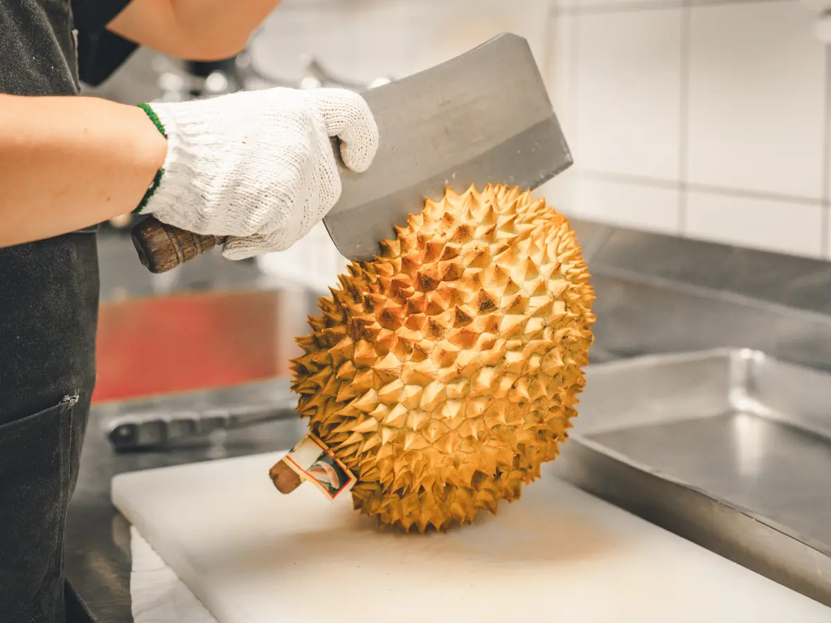▲「最狂員餐」普橘島舉辦榴槤日，香到員工躲廁所，沉浸式殺榴槤畫面超吸睛。（圖／普橘島提供）