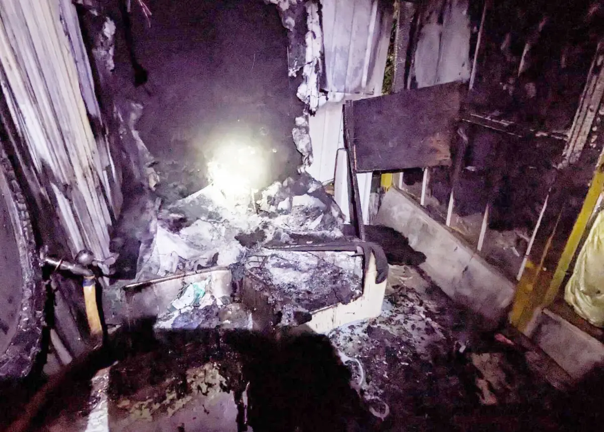 ▲桃園復興區奎輝里一處民宅8日凌晨發生火警，起因是因為停電點蠟燭上廁所。火勢將流動廁所燒毀，差點波及住戶一家8口。（圖／記者李春台翻攝）