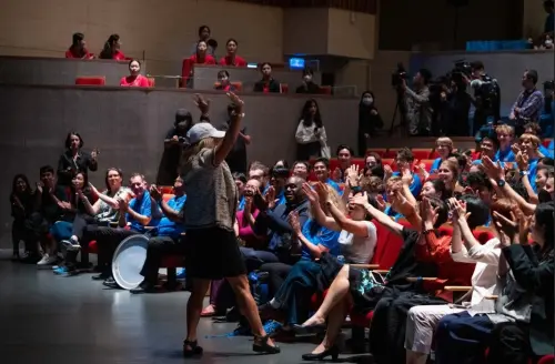 ▲美國UCLA棕熊行進樂隊進入「台藝表演廳」觀賞台藝大學生的表演。（圖／台藝大提供）