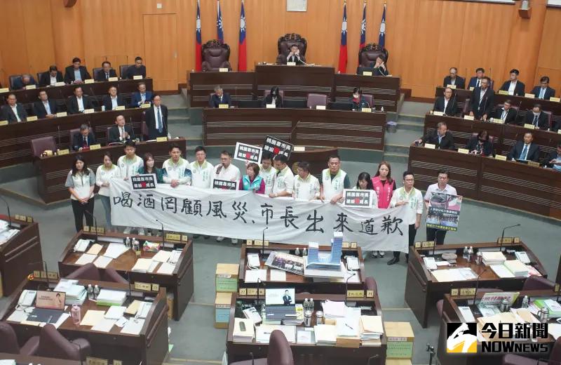 ▲民進黨黨團一早就在議會拉起「喝酒罔顧市民，市長出來道歉」布條，猛轟張善政颱風夜不顧桃園市民，卻參加國民黨酒會。（圖／記者李春台攝，2023.10.11）