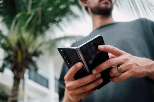 ▲傑昇通信公佈2023年Q3手機降價榜，降價金額最高的是三星商務旗艦Galaxy Z Fold4 摺疊機，三個月降價金額超過8000元。（圖／官方提供）