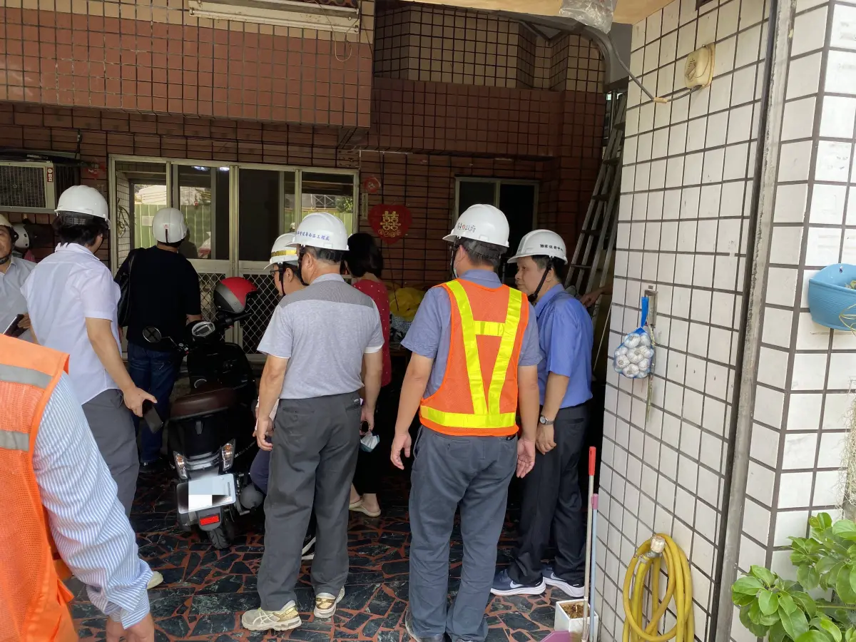 ▲屏縣府派員前往了解鄰房損壞情形。（圖／翻攝畫面）