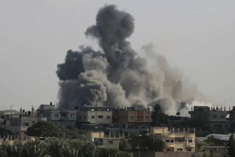 ▲以色列空襲由哈馬斯管轄的加薩地區與埃及接壤的邊境點拉法，爆炸引發陣陣濃煙。（圖／美聯社／達志影像）