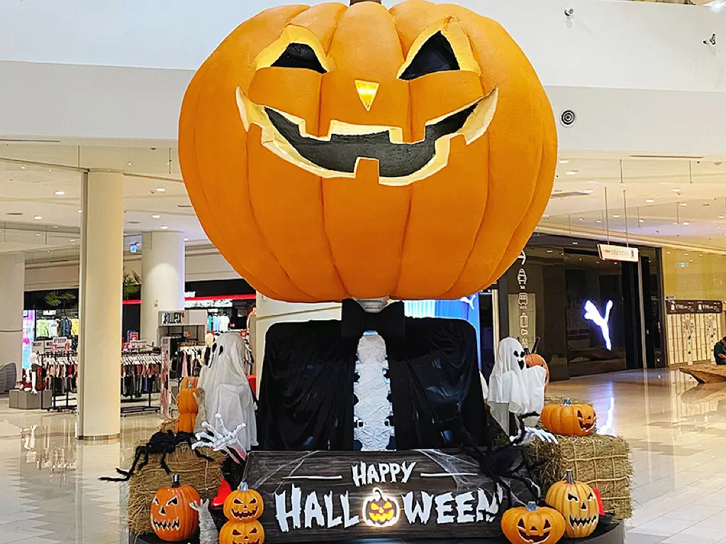 ▲業者週年慶推出一系列優惠活動，還打造充滿驚喜的「萬聖節南瓜鎮」陪民眾一起歡樂過節。（圖／SKM Park Outlets提供）