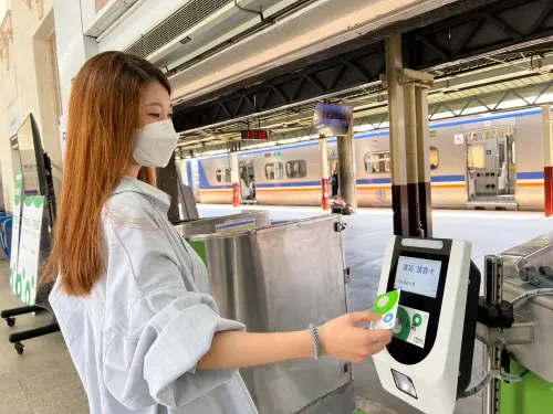 ▲使用桃竹竹苗定期票的民眾累計突破8萬人次，圖為新竹火車站TPASS通勤定期票進站口。（圖／新竹市政府提供）