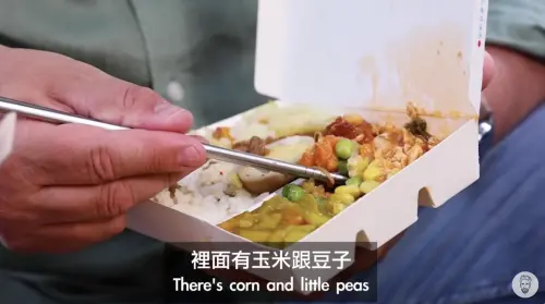▲14位法國人試吃台灣便當後，對於便當菜都讚不絕口。（圖／翻攝自YouTube「Ku's dream酷的夢）