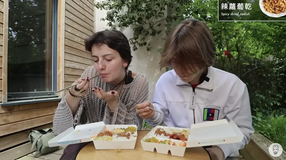 ▲酷邀請14位法國人品嚐台灣便當，沒想到被台灣人評為最雷配菜的「三色豆」及「螢光咖哩」竟大獲好評。（圖／翻攝自YouTube「Ku's dream酷的夢）