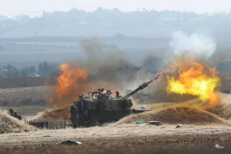 ▲以色列機動砲兵部隊從以色列南部向加薩走廊發射砲彈，地點位於以色列加薩邊境附近。（圖／美聯社／達志影像）