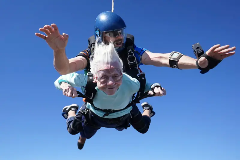 ▲美國芝加哥104歲人瑞霍夫納（Dorothy Hoffner）1日成功進行高空跳傘，可望獲金氏世界紀錄認證為最高齡高空跳傘者的她，於日前辭世。（圖／美聯社／達志影像）