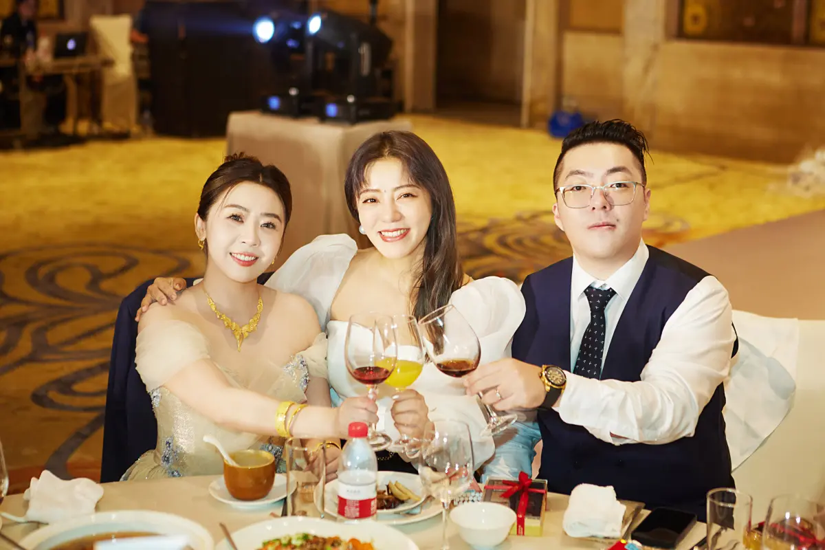 ▲丁噹（中）當弟弟的婚禮歌手，家人聯手強力催她結婚。（圖／相信音樂提供）