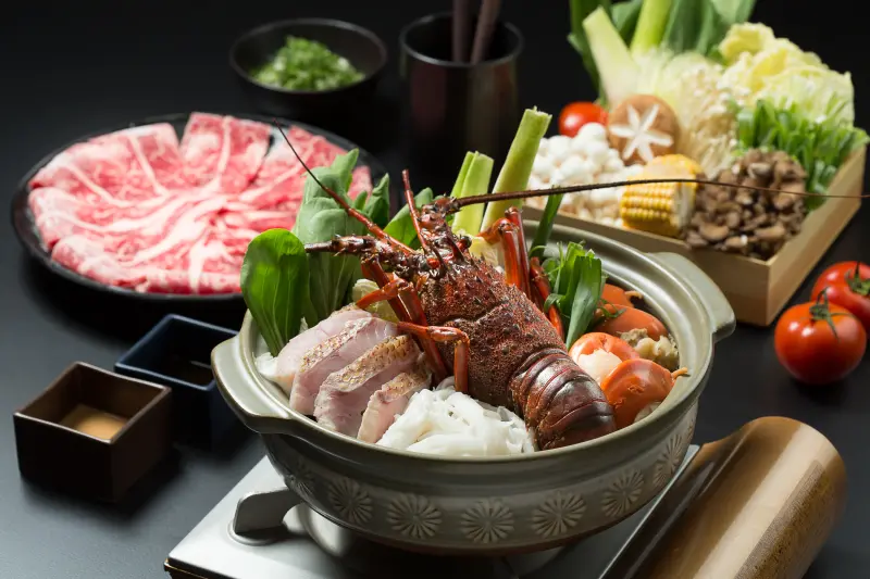 ▲一泊二食中,包含可大啖三燔礁溪龍蝦海陸鍋物饗宴,全家至礁溪度過佳節兼團圓。(圖/晶華酒店集團提供)