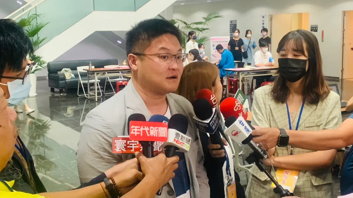 ▲施志昌指台中市政府把國慶焰火烏龍推給中央揹鍋，是「不會生牽拖厝邊」。（圖／記者顏幸如攝，2023.10.12）