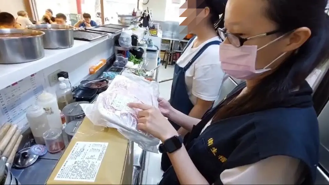 ▲新北市稽查餐飲業者，查獲火鍋店使用以進口豬肉標示國產，涉及產地標示不實開罰。（圖 ／新北市政府衛生局提供）