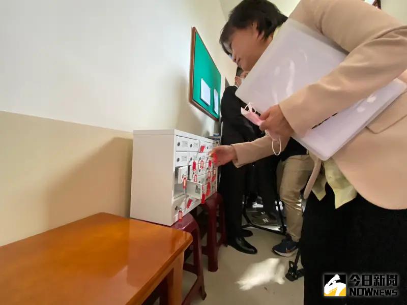 ▲立院外交及國防委員會秘密會議,開會前手機放置「養機場」保管。(圖/記者呂炯昌攝,2023.10.12)
