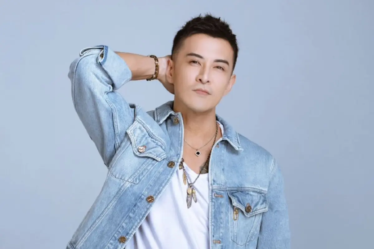 ▲祝釩剛曾因失言惹怒明道，他消失台灣演藝圈2年，「圍繞9位正妹」近況曝光。（圖／祝釩剛微博）