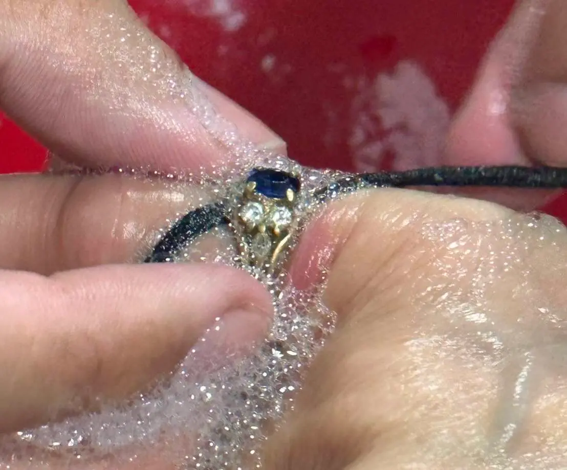 ▲民眾手指卡戒求助消防隊，隊員以線繩搭配泡泡水潤滑後，成功脫除戒指。（圖 ／新北市政府消防局第二救災救護大隊提供）