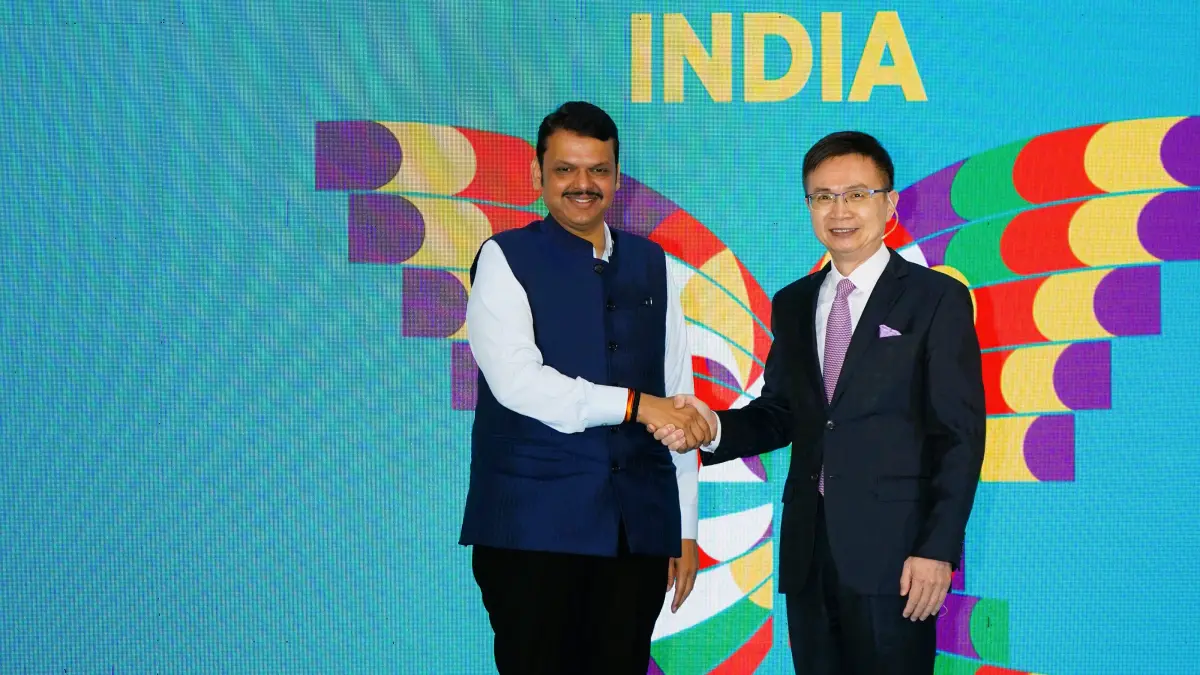 ▲「2023印度台灣形象展」近日於孟買落幕，為期3天的展覽累計逾7500萬美元商機。圖左為馬哈拉施特拉州副州長Mr. Devendra Fadnavis，圖右為外貿協會董事長黃志芳。（圖／貿協提供）