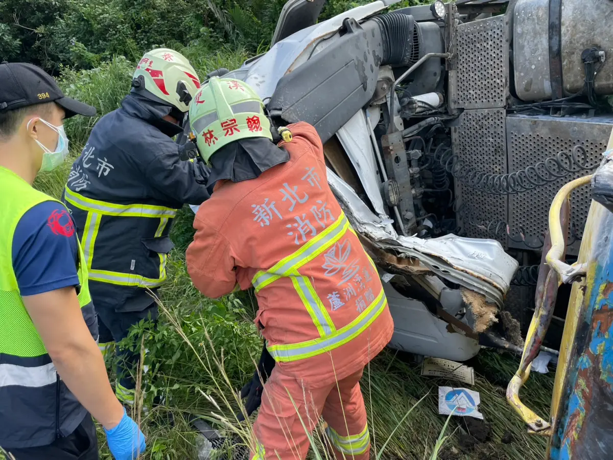 ▲警消趕抵後，立刻破壞車體進行搶救。（圖／翻攝畫面）