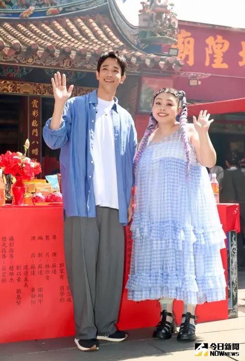 電影《怎麼可能我家的祖先是你家的鬼》於今(12)日在霞海城隍廟舉行開鏡儀式,電影導演蘇達,以及演員渡邊直美、劉以豪、「小薰」黃瀞怡、撒基努等一起出席。(圖/記者陳明中攝) ▲電影《怎麼可能我家的祖先是你家的鬼》於今(12)日在霞海城隍廟舉行開鏡儀式,電影導演蘇達,以及演員渡邊直美、劉以豪、「小薰」黃瀞怡、撒基努等一起出席。(圖/記者陳明中攝)