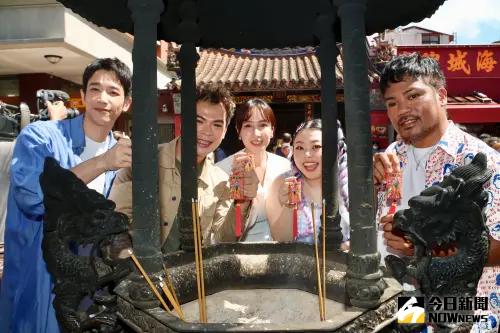電影《怎麼可能我家的祖先是你家的鬼》於今(12)日在霞海城隍廟舉行開鏡儀式,電影導演蘇達,以及演員渡邊直美、劉以豪、「小薰」黃瀞怡、撒基努等一起出席。(圖/記者陳明中攝) ▲電影《怎麼可能我家的祖先是你家的鬼》於今(12)日在霞海城隍廟舉行開鏡儀式,電影導演蘇達,以及演員渡邊直美、劉以豪、「小薰」黃瀞怡、撒基努等一起出席。(圖/記者陳明中攝)