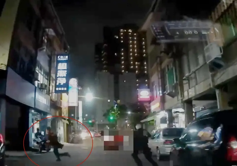 ▲從警前就讀台北市立體育學院，主修田徑運動的特勤警員黃藏慶狂追百米，順利逮捕通緝犯。（圖／翻攝畫面）