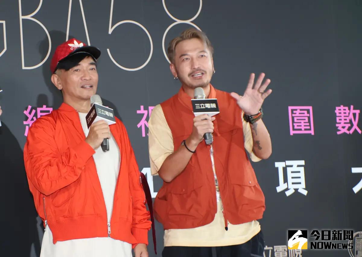 ▲吳宗憲（左）真的包100萬支票大紅包給 KID，他隔天秒衝銀行兌現。（圖／記者陳明中攝）