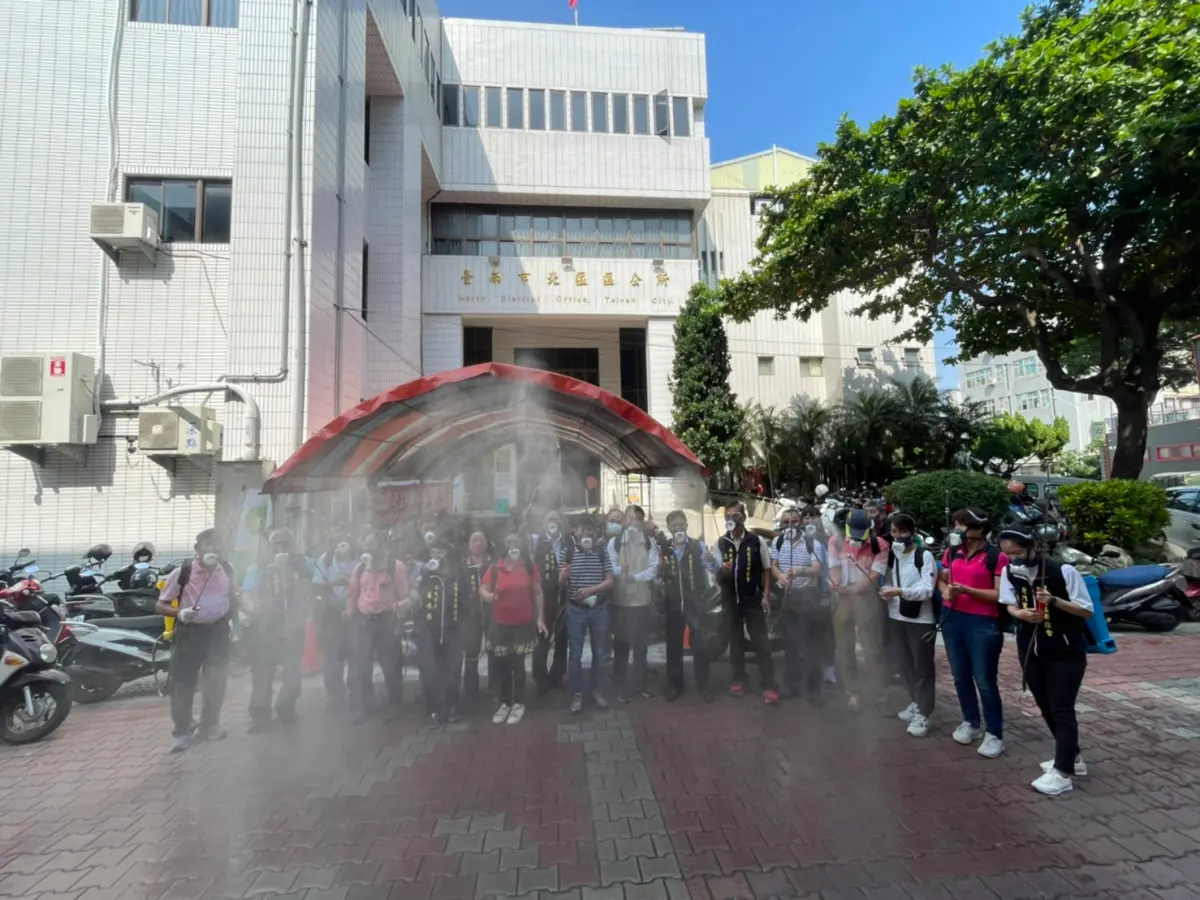 ▲北區二十一里長里今天領取電動噴霧機返回里內噴藥防疫。（圖/記者劉悅儷攝， 2023.10.12 ）