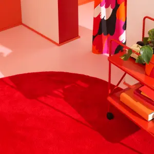 ▲STOENSE 短毛地毯 紅色 $3,499。（圖／IKEA提供）