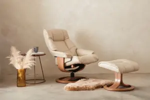 ▲La-Z-Boy 維加斯全牛皮舒適躺椅 象牙白橡木底 $42900。（圖／HOLA提供）