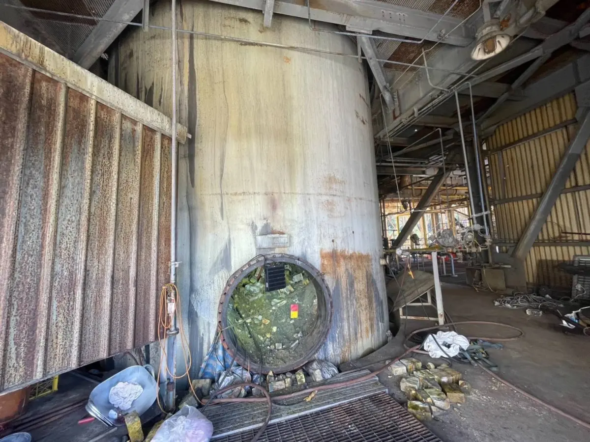 ▲桃園3名工人今天拆除工廠反應爐內的防火磚，由於整面防火磚崩落，擊中下方2名工人頭部，送醫後仍宣告不治。（圖／記者李春台翻攝）